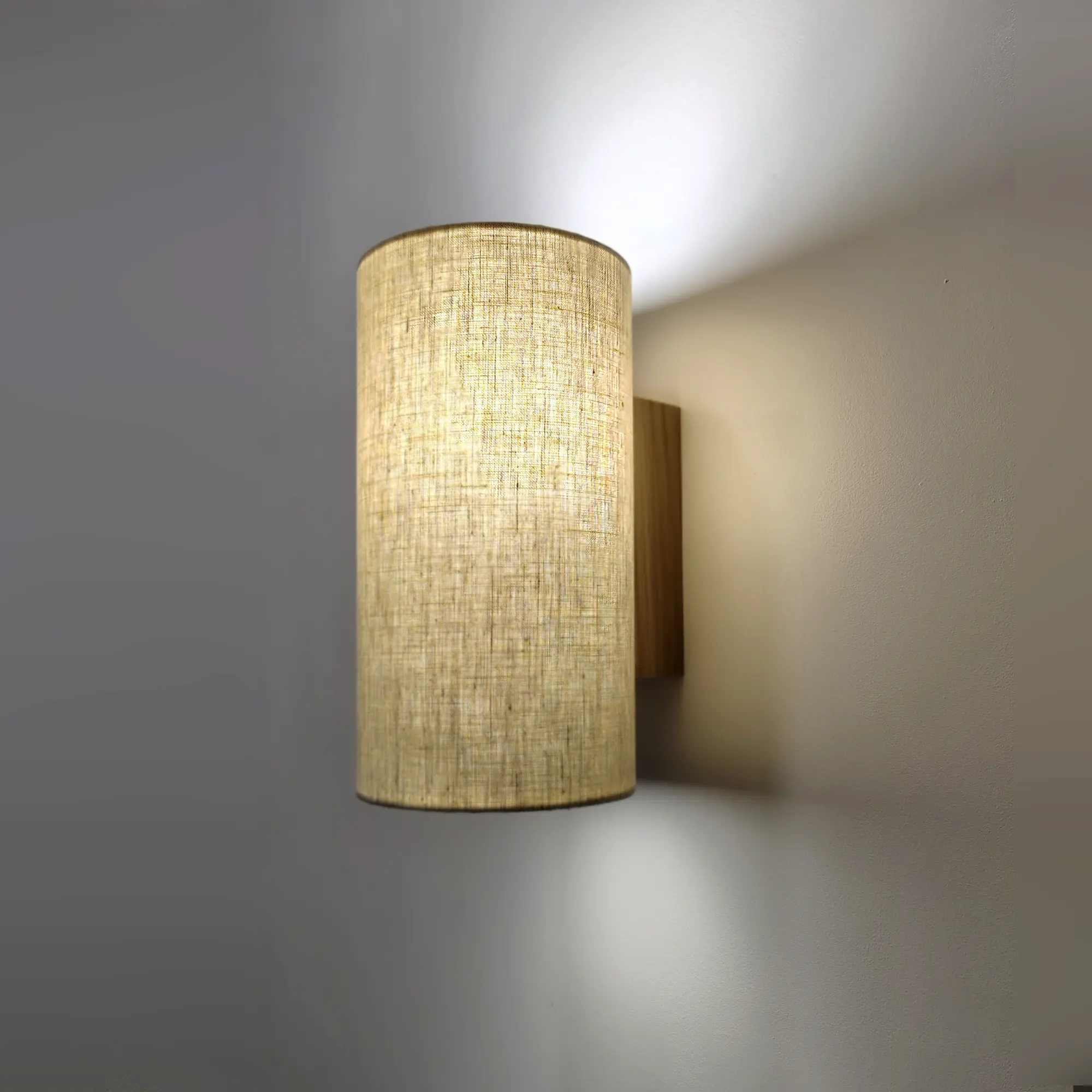 Aplique de pared minimalista. Luz de dormitorio de madera de roble y tela de lino. Berlett.