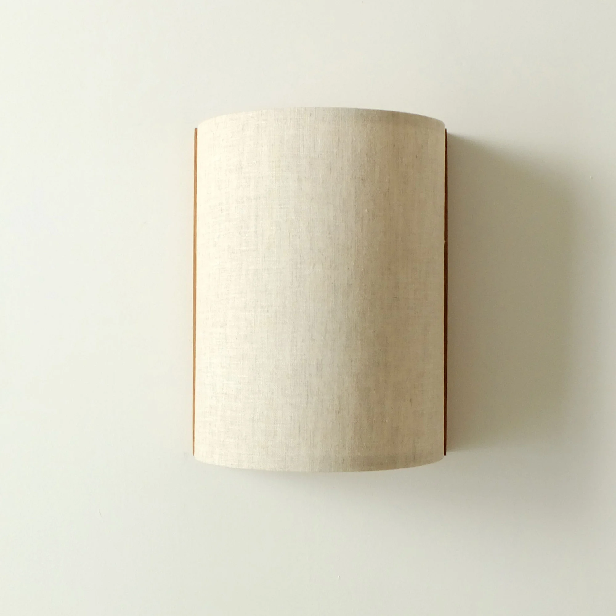 Aplique de pared en madera de roble medio cilindro. Lino Natural