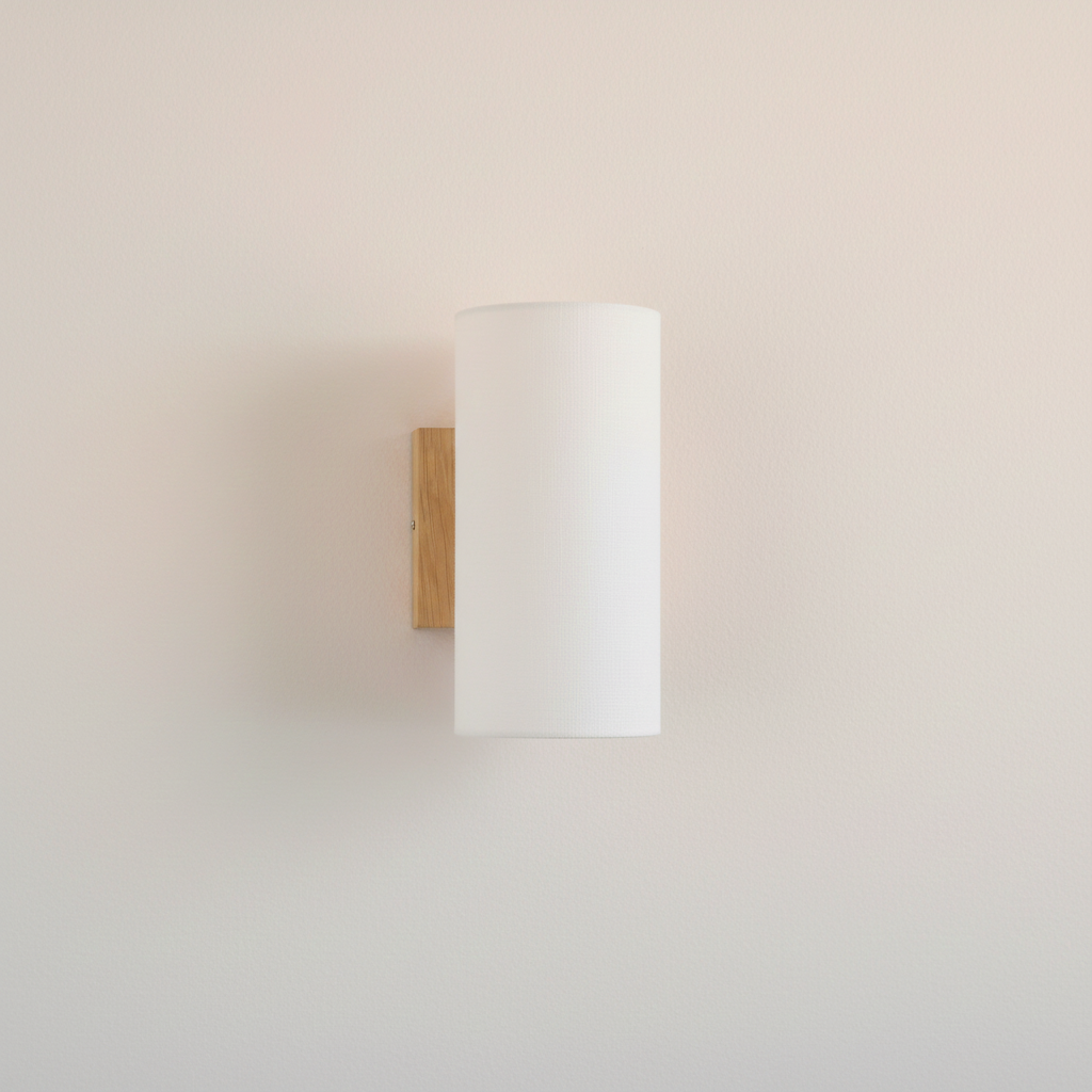 Aplique cilíndrico de pared. Luz artesanal realizado con madera de roble y pantalla de lino blanco